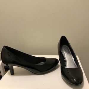 New L black patent leather pumps size 7.5